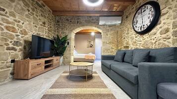 Argiro Retreat | One-Bedroom Traditional Apartment with Terrace | Oppholdsområde