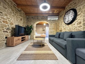 Argiro Retreat | One-Bedroom Traditional Apartment with Terrace | 거실 공간