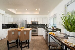 冷蔵庫、電子レンジ、オーブン、コンロ