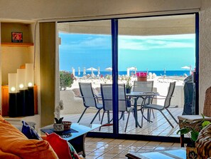 Appartement, 3 slaapkamers, uitzicht op zee, aan het strand | Woonruimte | Een 32-inch smart-tv met digitale zenders en streamingdiensten