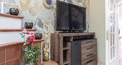 Beautiful Room in Shared Villa | Garden & Parking