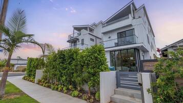 Fassade der Unterkunft – Abend/Nacht