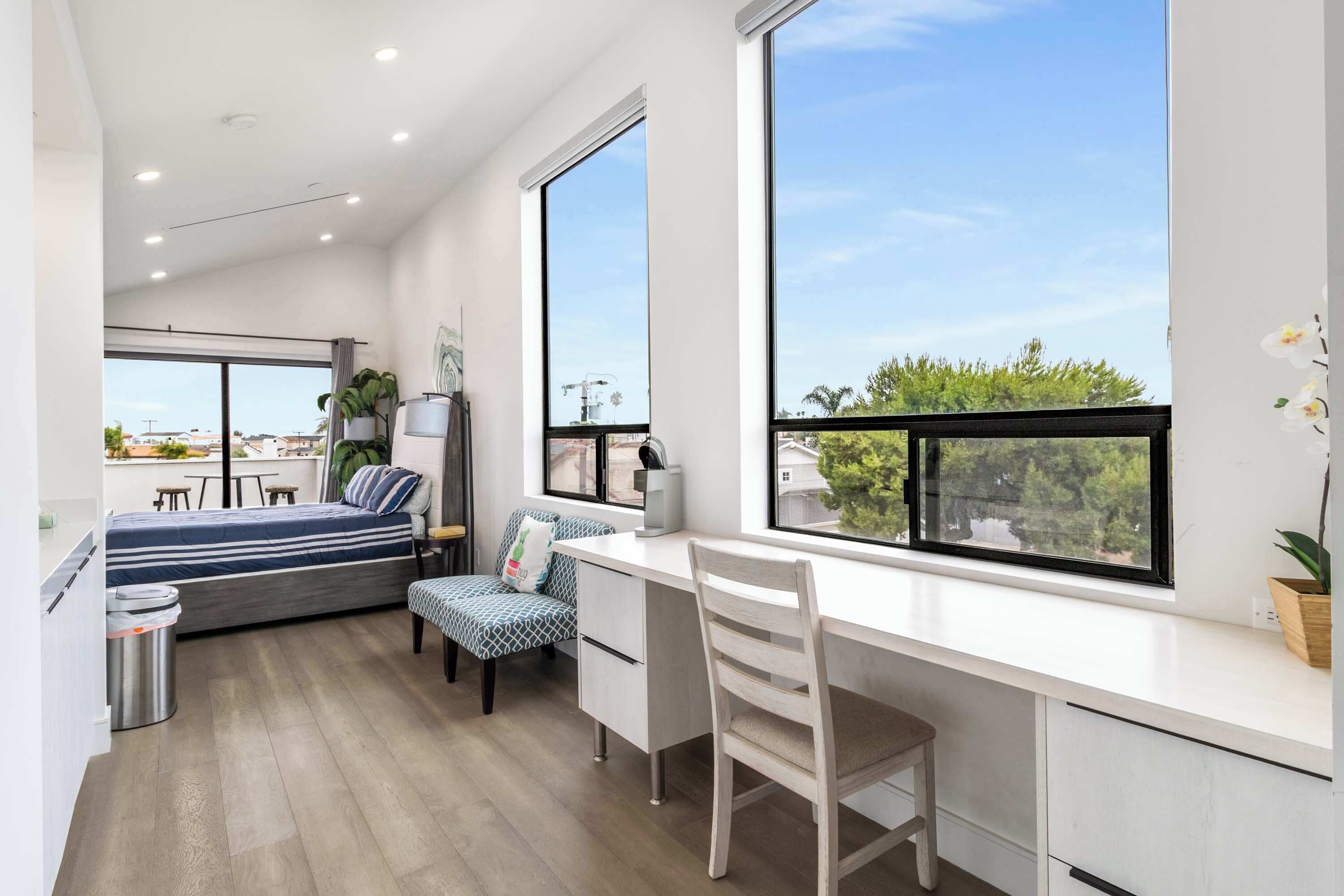 Hus (4 Bedrooms) | 4 sovrum, individuell inredning, unika möbler och arbetsyta för laptop