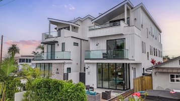 Fachada da propriedade à noite