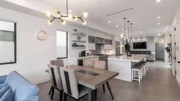 Luxury House, City View (4 Bedrooms) | In-room dining