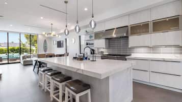 Casa (4 Bedrooms) | Cozinha privada | Micro-ondas, fogão, cafeteira/chaleira, panela elétrica de arroz