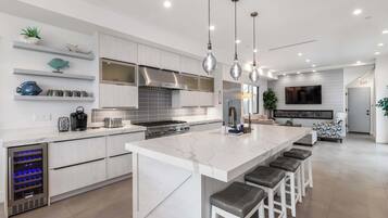 Luxury House, City View (4 Bedrooms) | Private kitchen