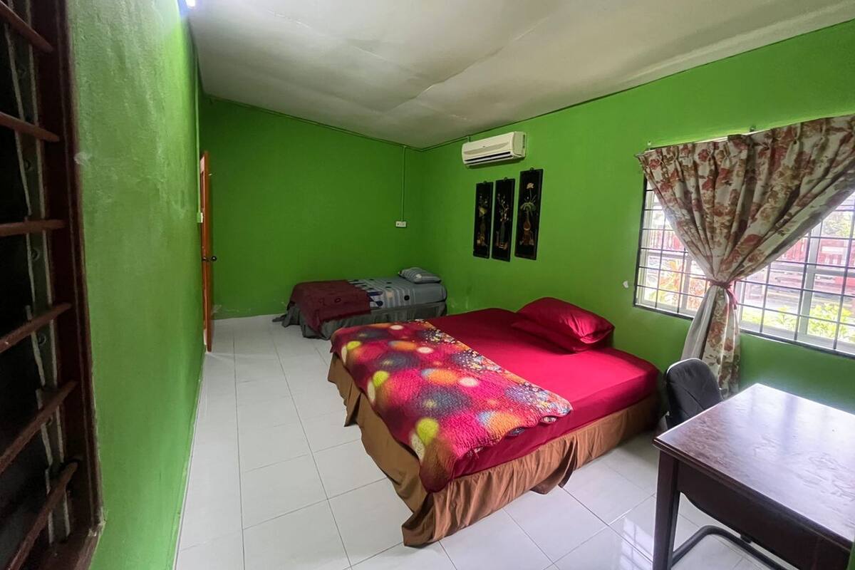 Four-Bedroom | Free WiFi, bed sheets