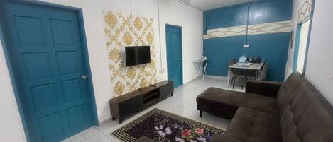 Three-Bedroom | Free WiFi, bed sheets