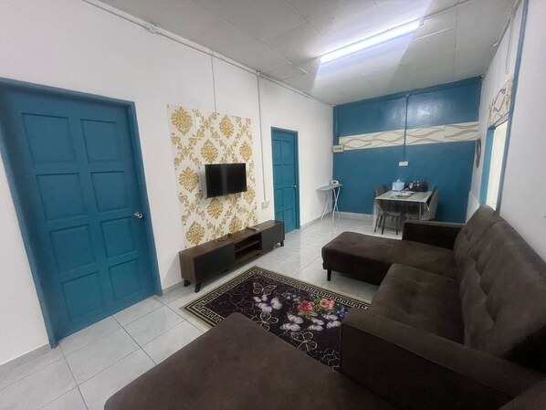 Three-Bedroom | Free WiFi, bed sheets