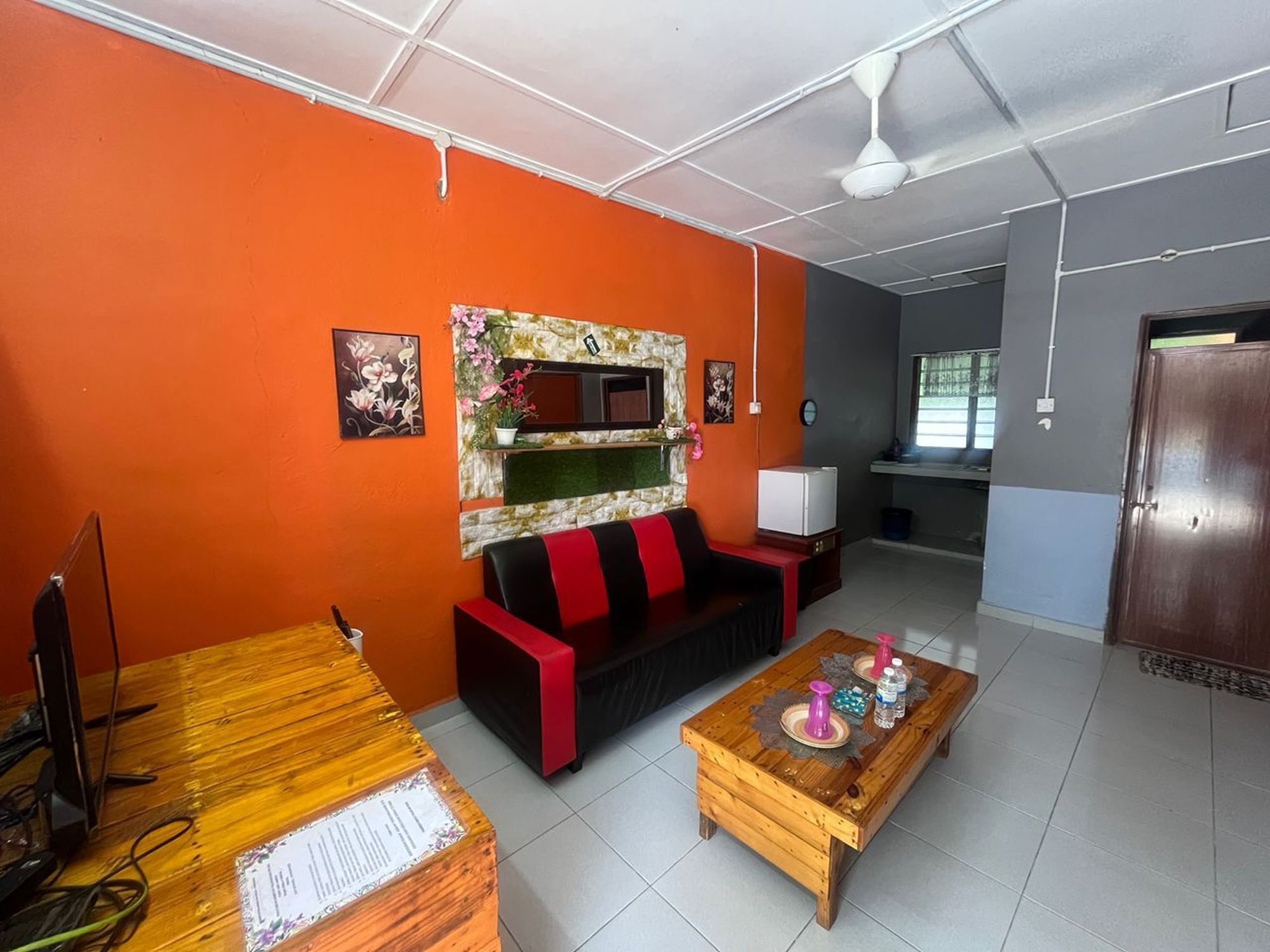 Free WiFi, bed sheets