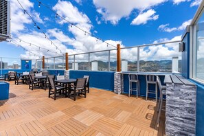 Outdoor dining - Newly Innovated Oceanview Beach Condo - Sauna Pool (Honolulu)