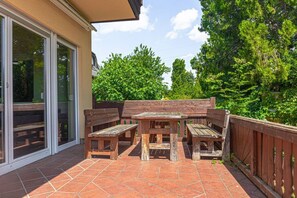 Outdoor dining - Comfy Room in Shared Villa w/ Free Parking (Vienna)