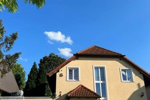 Exterior - Comfy Room in Shared Villa w/ Free Parking (Vienna)