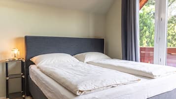Desk, iron/ironing board, WiFi, bed sheets
