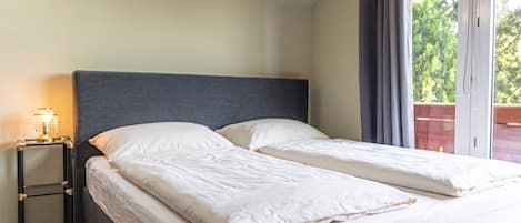 Escritorio, tabla de planchar con plancha, wifi y ropa de cama