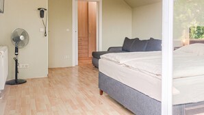 A bedroom with a bed, a desk, a chair, a wardrobe, and a fan. - Comfy Room in Shared Villa w/ Free Parking (Wien)