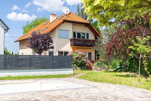 Exterior - Comfy Room in Shared Villa w/ Free Parking (Vienna)