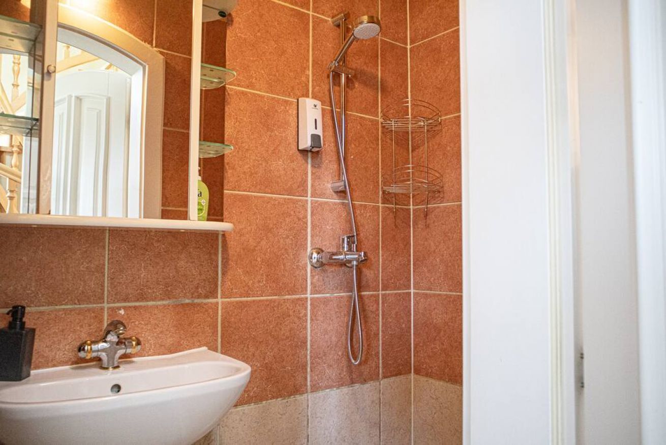 Shower, free toiletries, hair dryer, towels