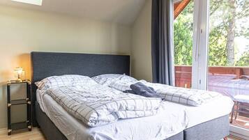 Desk, iron/ironing board, WiFi, bed sheets