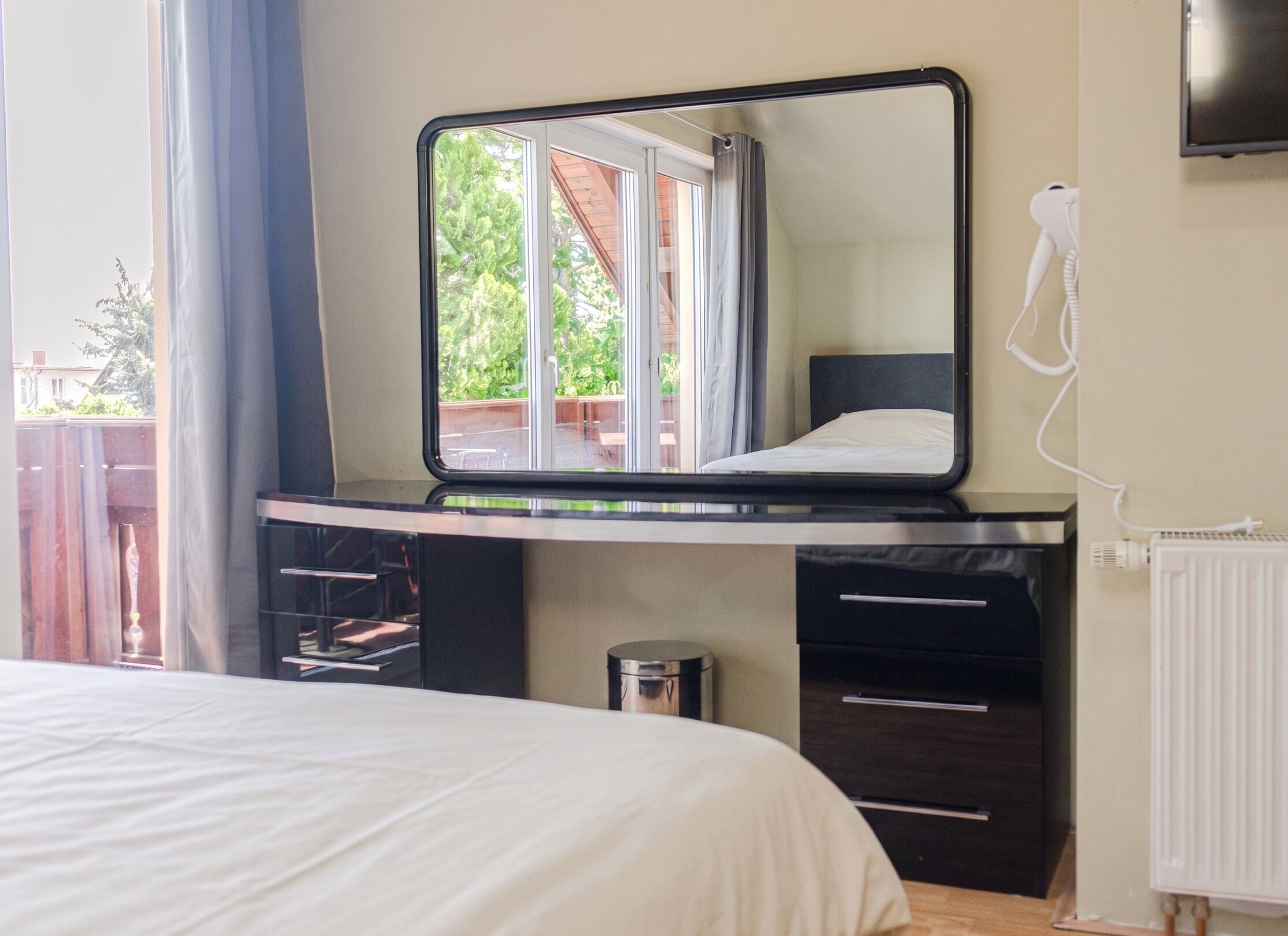 Desk, iron/ironing board, WiFi, bed sheets