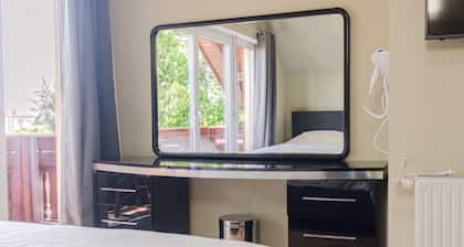 Comfy Room in Shared Villa w/ Free Parking