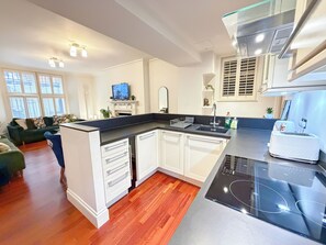 Mikrowelle, Ofen, Herdplatte, Geschirrspüler