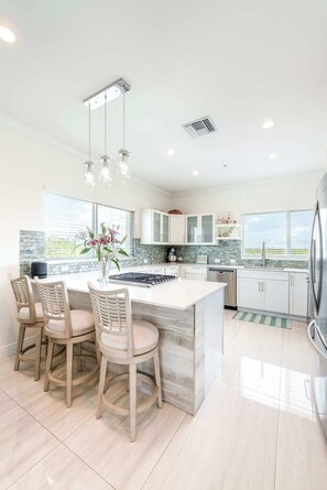 ثلاجة، ميكروويف، فرن، موقد طهي مسطح