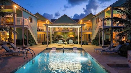 The Penthouse at The Cottages 2BR Oceanfront LUXE Condo