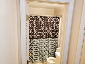 Een haardroger, handdoeken, zeep, shampoo