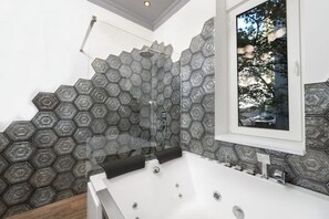 Shower, jetted bath, hair dryer, towels - Super LUX Jakuzi studio in downtown/ parking 12e/day (Beograd)