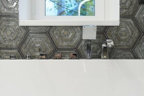 Ducha, bañera de hidromasaje, secador de pelo, toallas