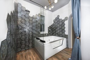 Shower, jetted bath, hair dryer, towels