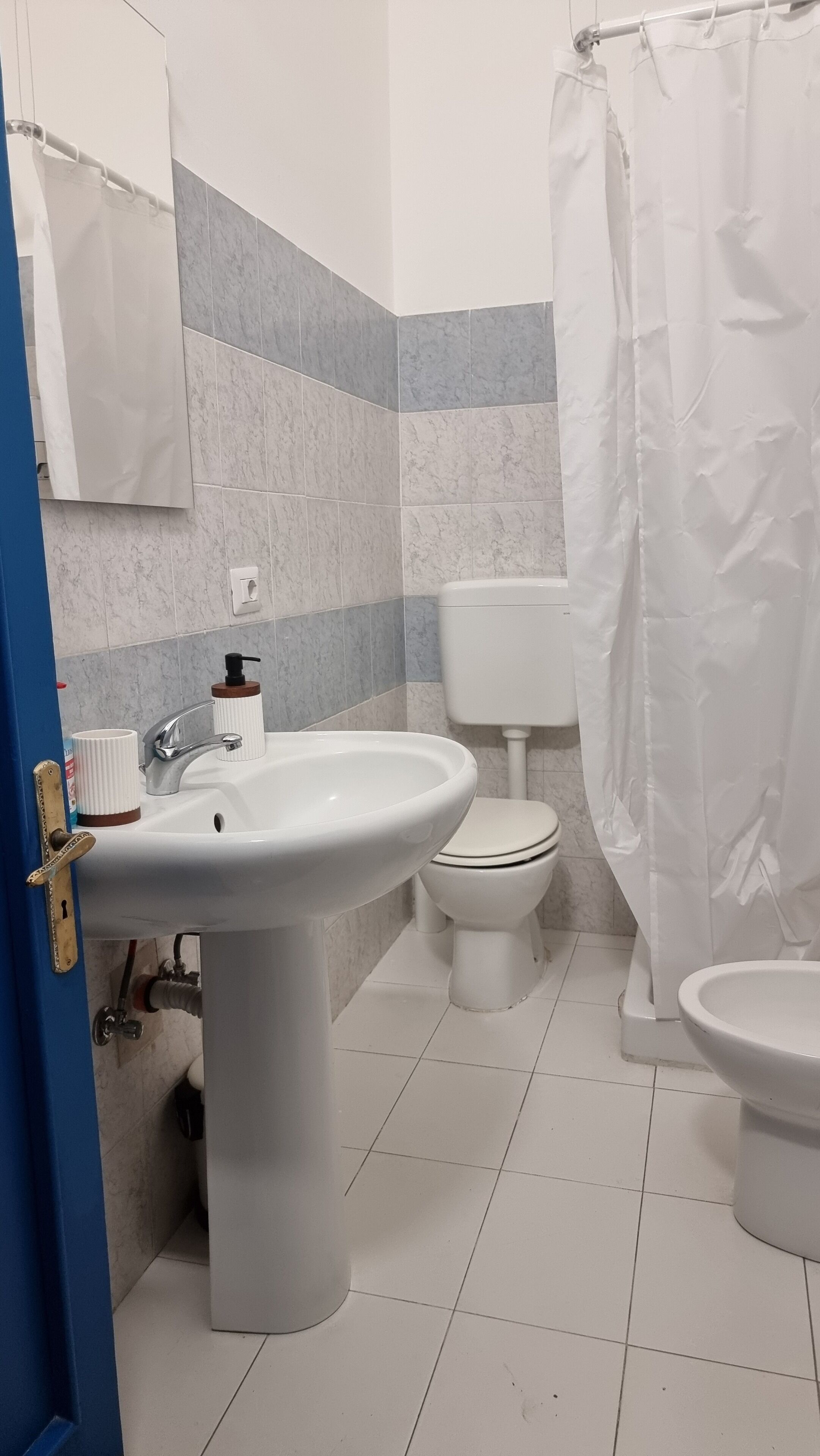 Secador de pelo, toallas, jabón y papel higiénico
