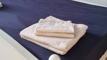 4 habitaciones, tabla de planchar con plancha, internet y ropa de cama