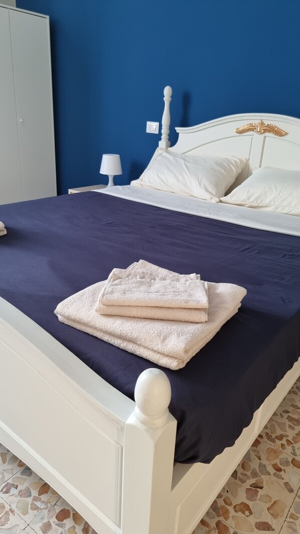 4 bedrooms, iron/ironing board, internet, bed sheets