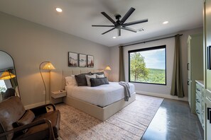 3 bedrooms, WiFi, bed sheets, wheelchair access