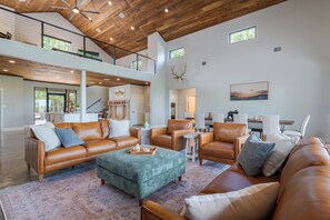 TV - Beautiful Home Overlooking the White River - Hot Tub - Fire Pit - Game Room (Bull Shoals)