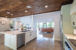 Microwave, oven, stovetop, dishwasher - Beautiful Home Overlooking the White River - Hot Tub - Fire Pit - Game Room (Bull Shoals)