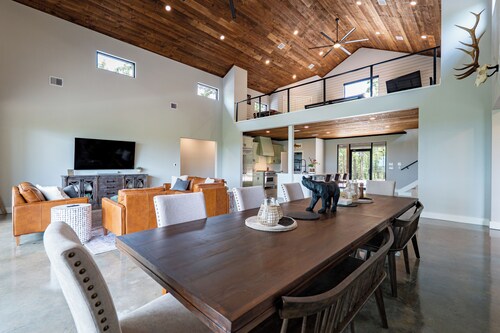 Beautiful Home Overlooking the White River - Hot Tub - Fire Pit - Game Room