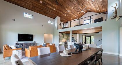 Beautiful Home Overlooking the White River - Hot Tub - Fire Pit - Game Room