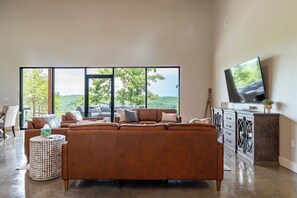 TV - Beautiful Home Overlooking the White River - Hot Tub - Fire Pit - Game Room (Bull Shoals)