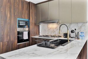 Refrigerador, microondas, horno y parrilla de estufa 