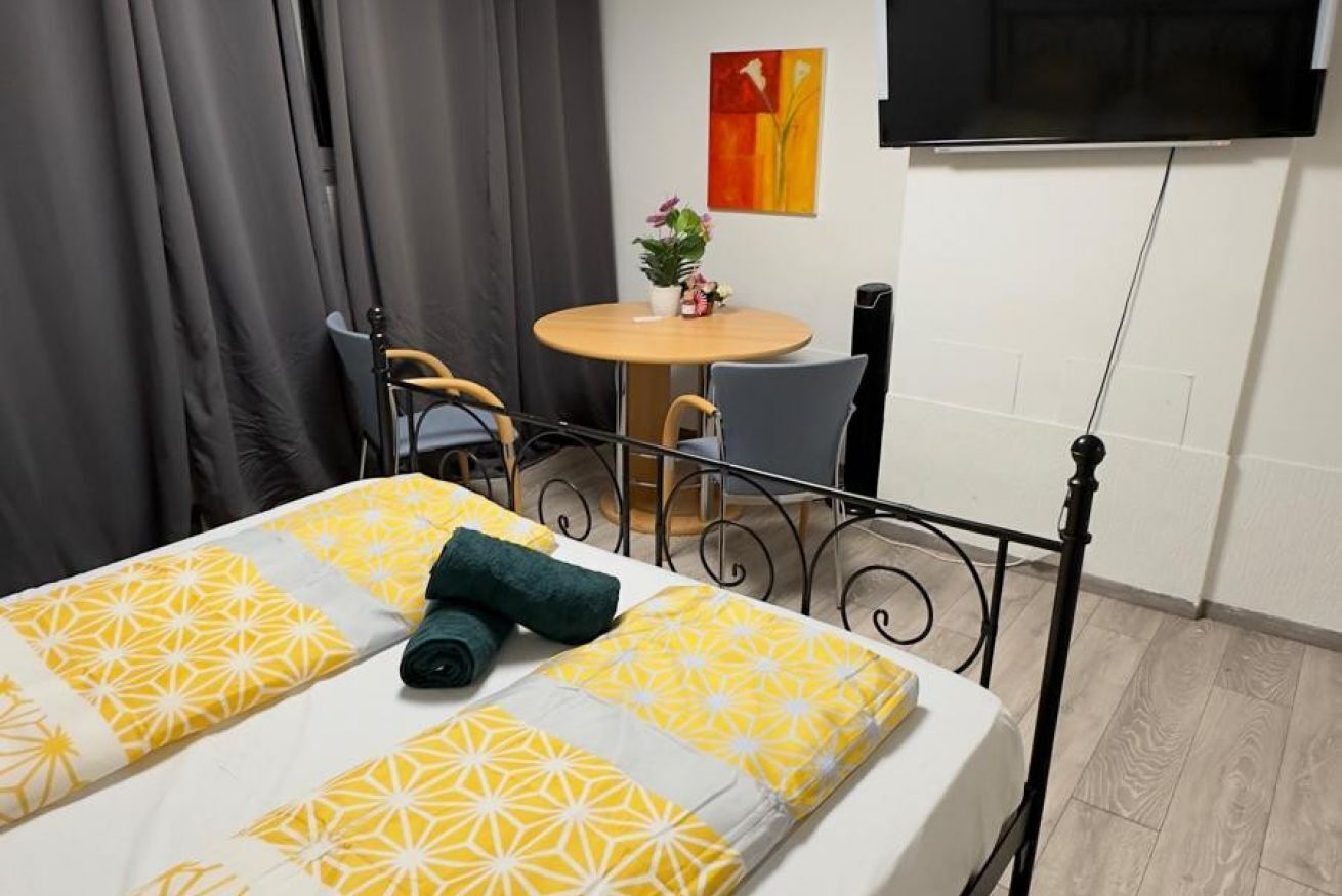 Iron/ironing board, WiFi, bed sheets