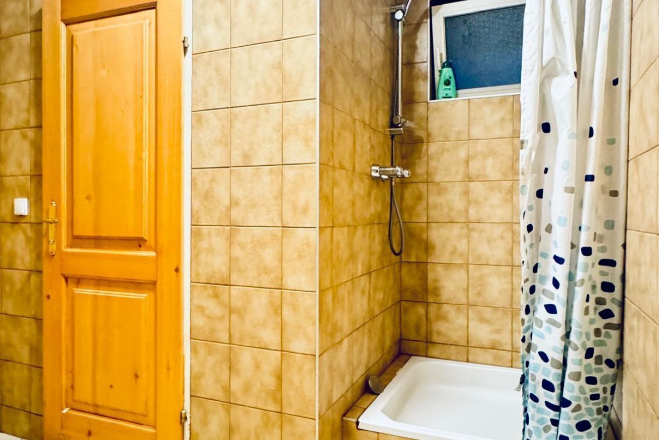 Douche, sèche-cheveux, serviettes fournies, savon