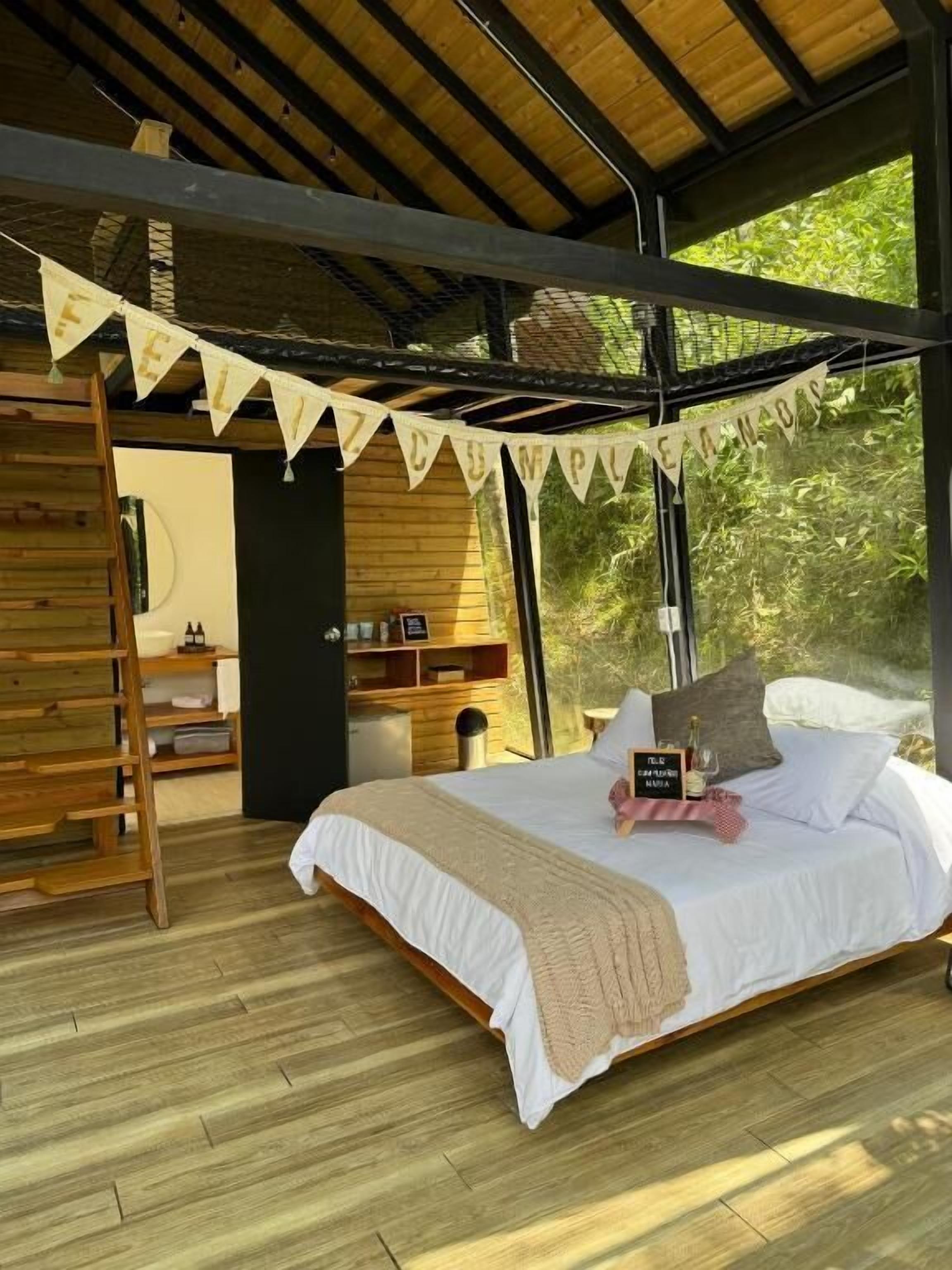 Dormilones | Premium bedding, down comforters, pillowtop beds, minibar