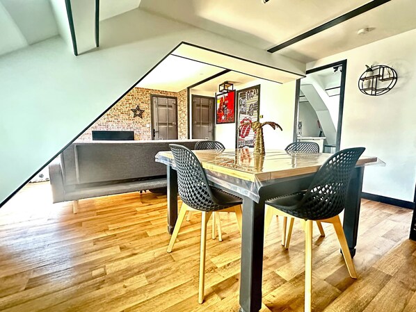 Dining - The industrial apartment on the banks of the Loire (Sully-sur-Loire)