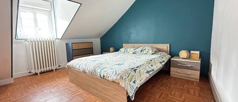 2 bedrooms, travel crib, free WiFi, bed sheets
