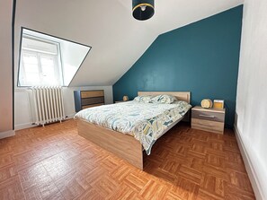 Travel crib, free WiFi, bed sheets