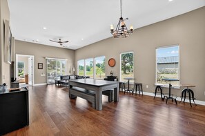 Family dining - Hill Country Retreat & Casita (Horseshoe Bay)